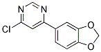 4-Benzo[1,3]dioxol-5-yl-6-chloro-pyrimidine Struktur